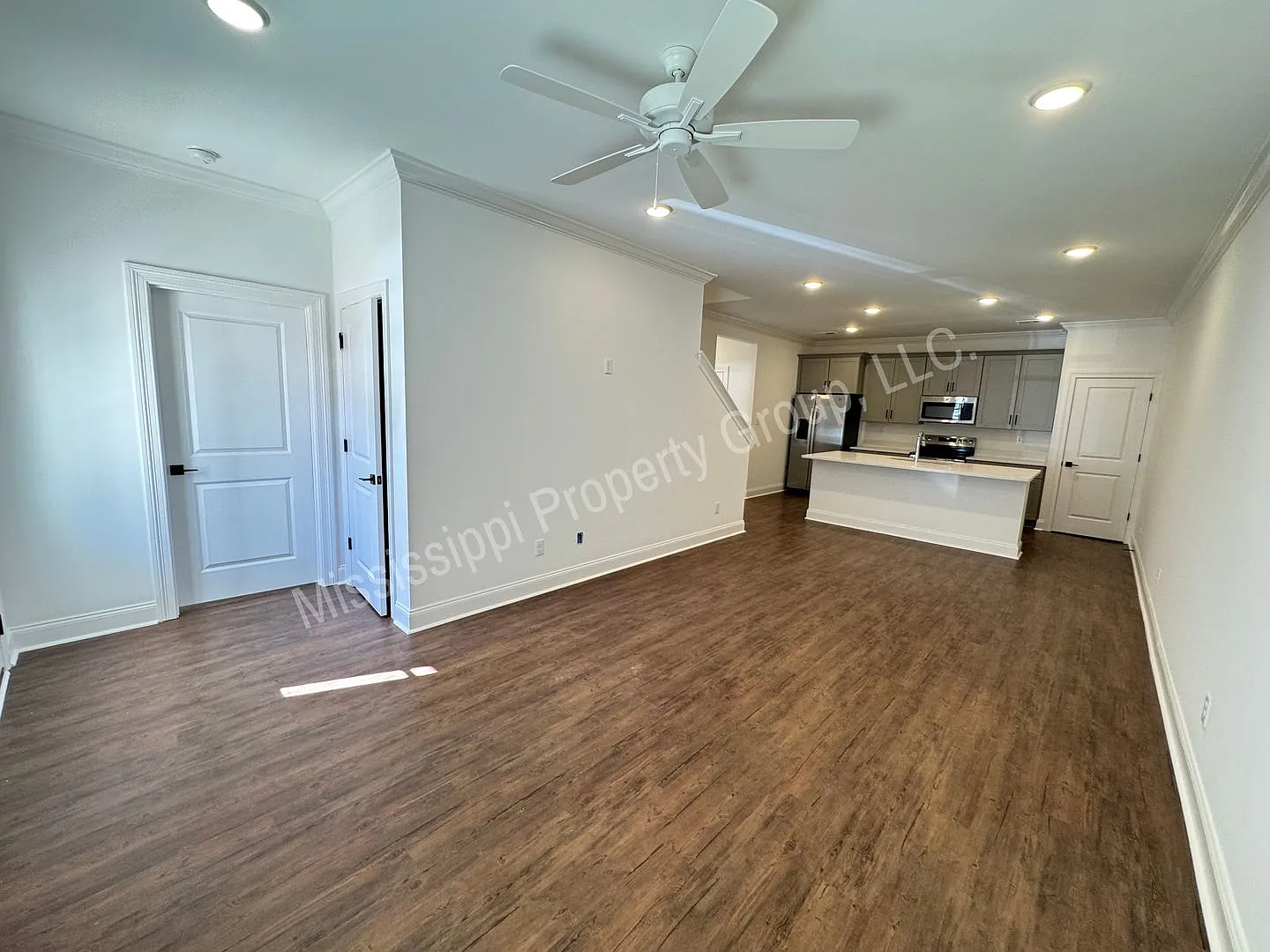 3BR/3.5BA Stand Alone House in South Grove — Photo 4