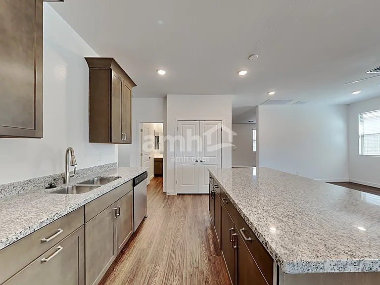 4214 S 105th Dr — Photo 4