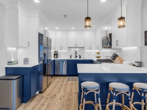 1721 Centre St Unit 303, Boston, MA 02132