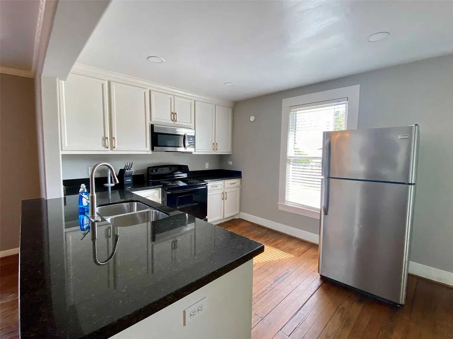 2 bed, 1.0 bath, 930 sqft, $2,150 — Photo 4