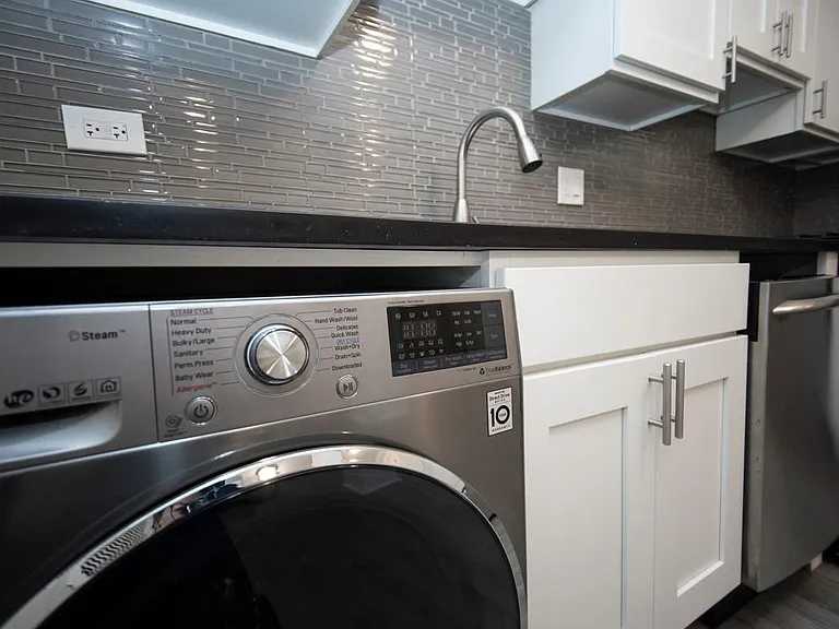 646-48 W Roscoe St #648.5 — Photo 11