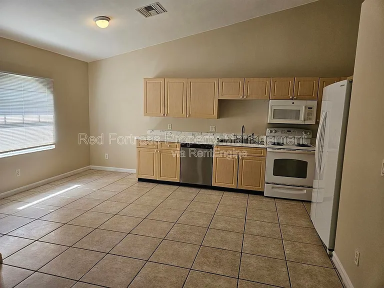 104 Gordon Ave S — Photo 2