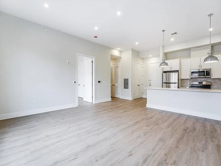 667-665 Grand St #403 — Photo 5