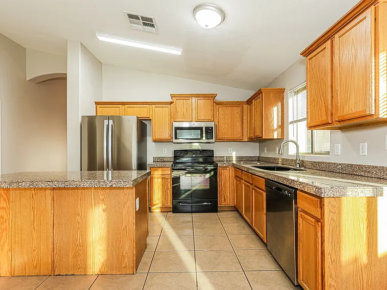 7814 S 72nd Ln — Photo 5