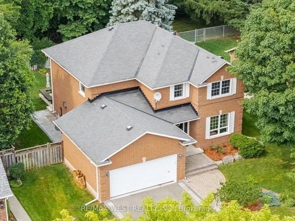 27 Norma Cres, Hamilton, ON L9G 4V8