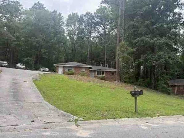6496 Raymond Dr, Union City, GA 30291