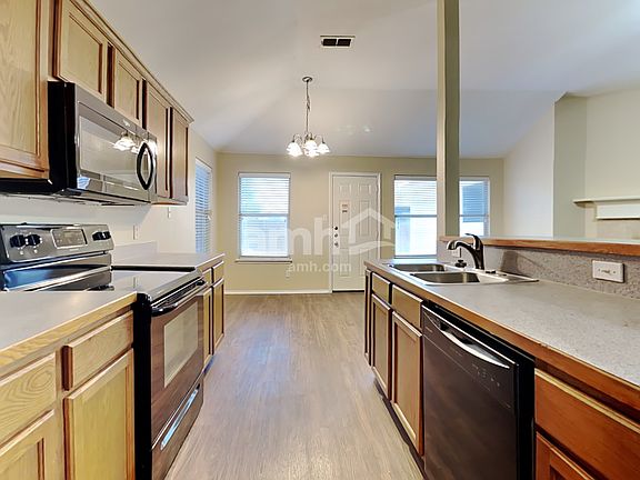 4th image of 1576 Sandhurst Dr