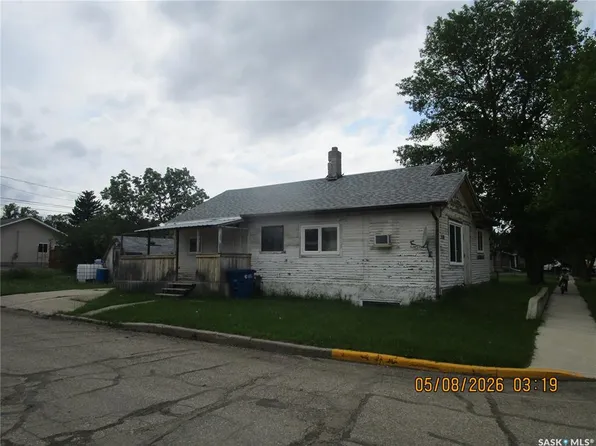 330 2ND AVENUE E, Assiniboia, SK S0H 0B0