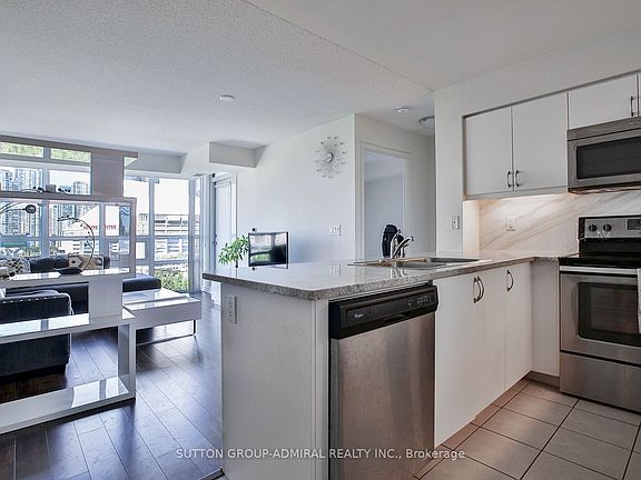 3rd image of 25 Lower Simcoe St #1017