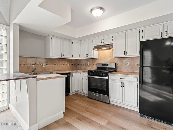 2nd image of 2209 Lakeside Drive S