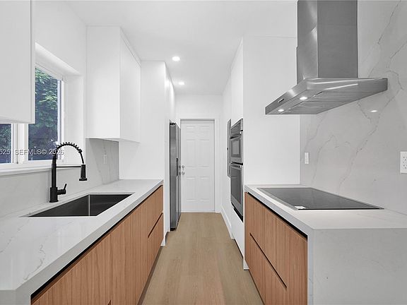 5th image of 657 Ahmad St
