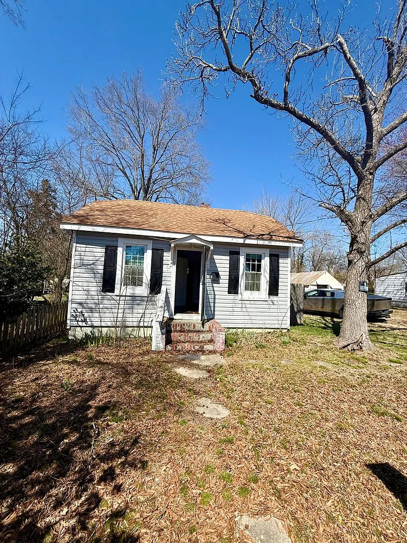 2 bedroom house in Fulton Hill; Big yard, laundry, central hvac all electric and a deck! — Photo 2