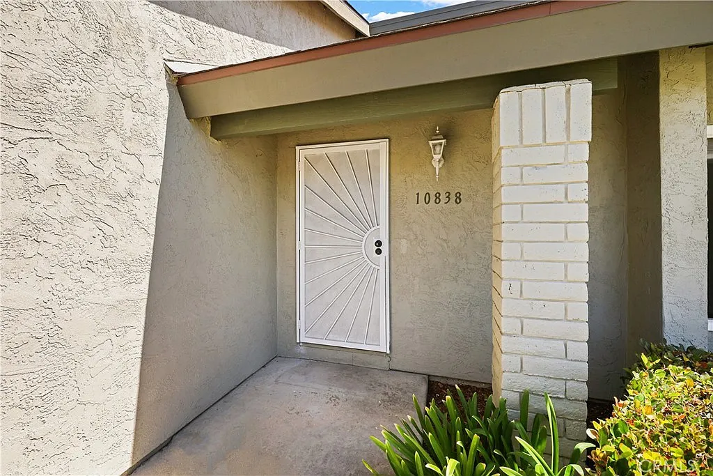 3 bed, 1.5 bath, 1262 sqft, $3,500 — Photo 3