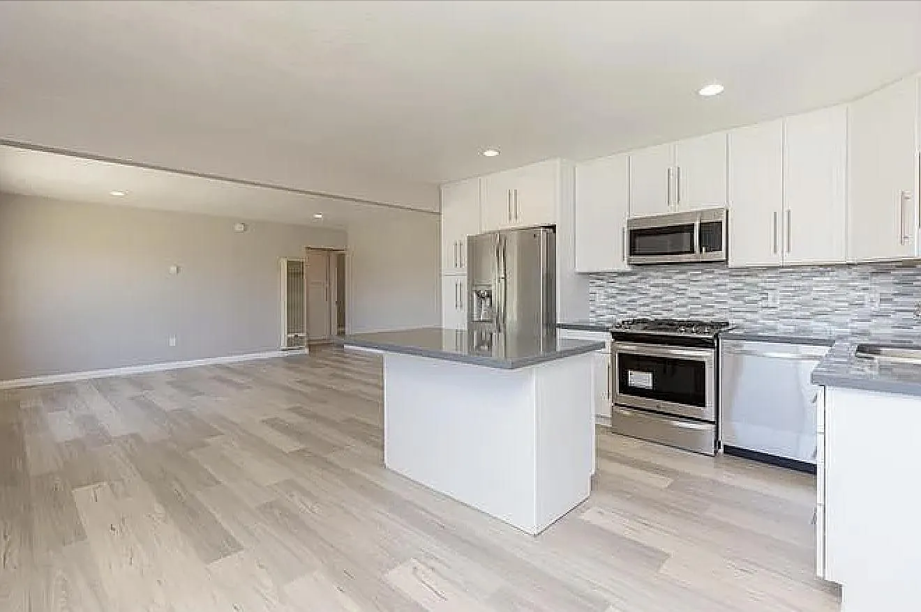 1032 Fern Ave — Photo 3