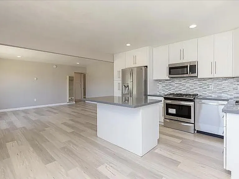 1032 Fern Ave — Photo 3