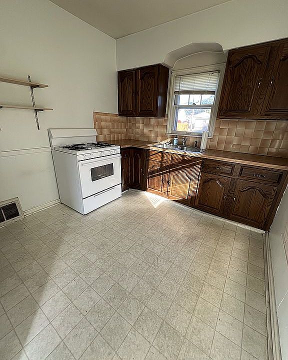 2nd image of 1616 Olive St