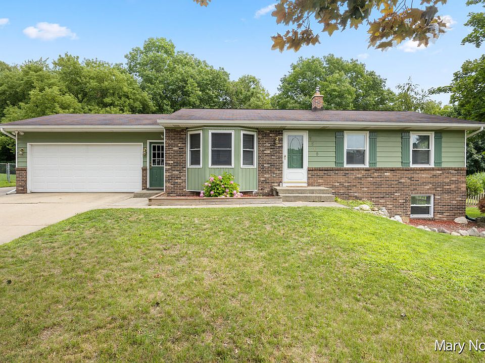 1st image of 5560 Rockbluff Dr NE