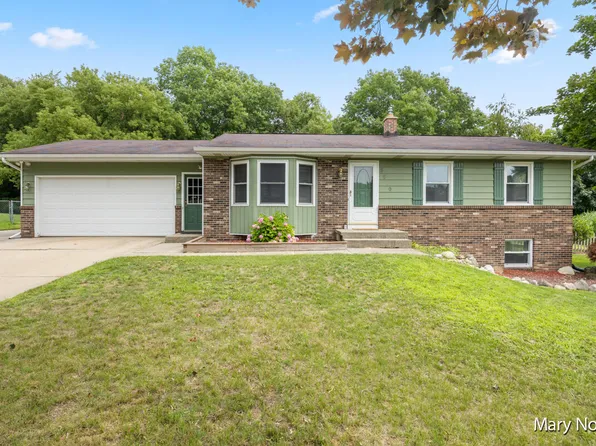 5560 Rockbluff Dr NE, Comstock Park, MI 49321