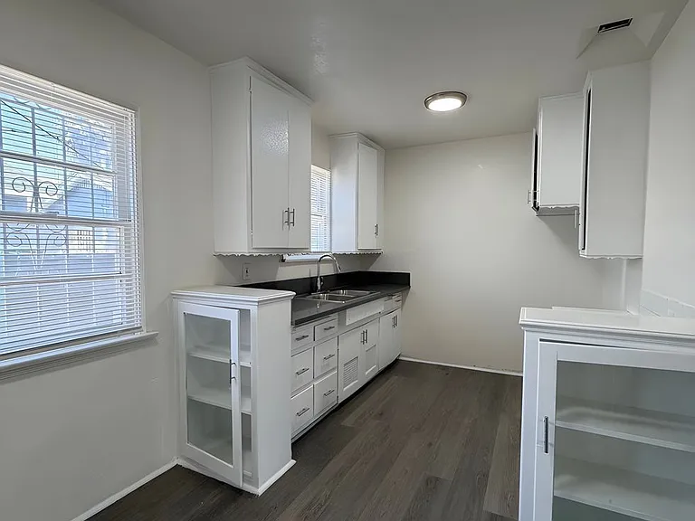 807 W 82nd St #A — Photo 2