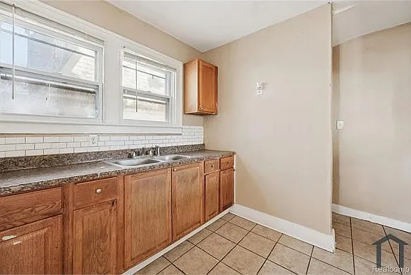 2076 Collingwood St — Photo 13
