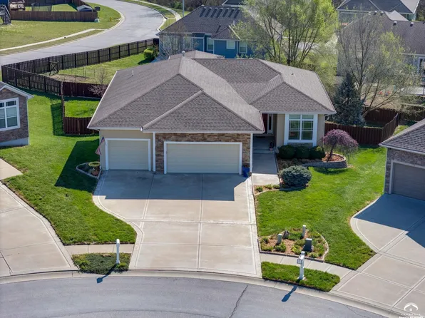 16657 Sandstone Cir, Basehor, KS 66007