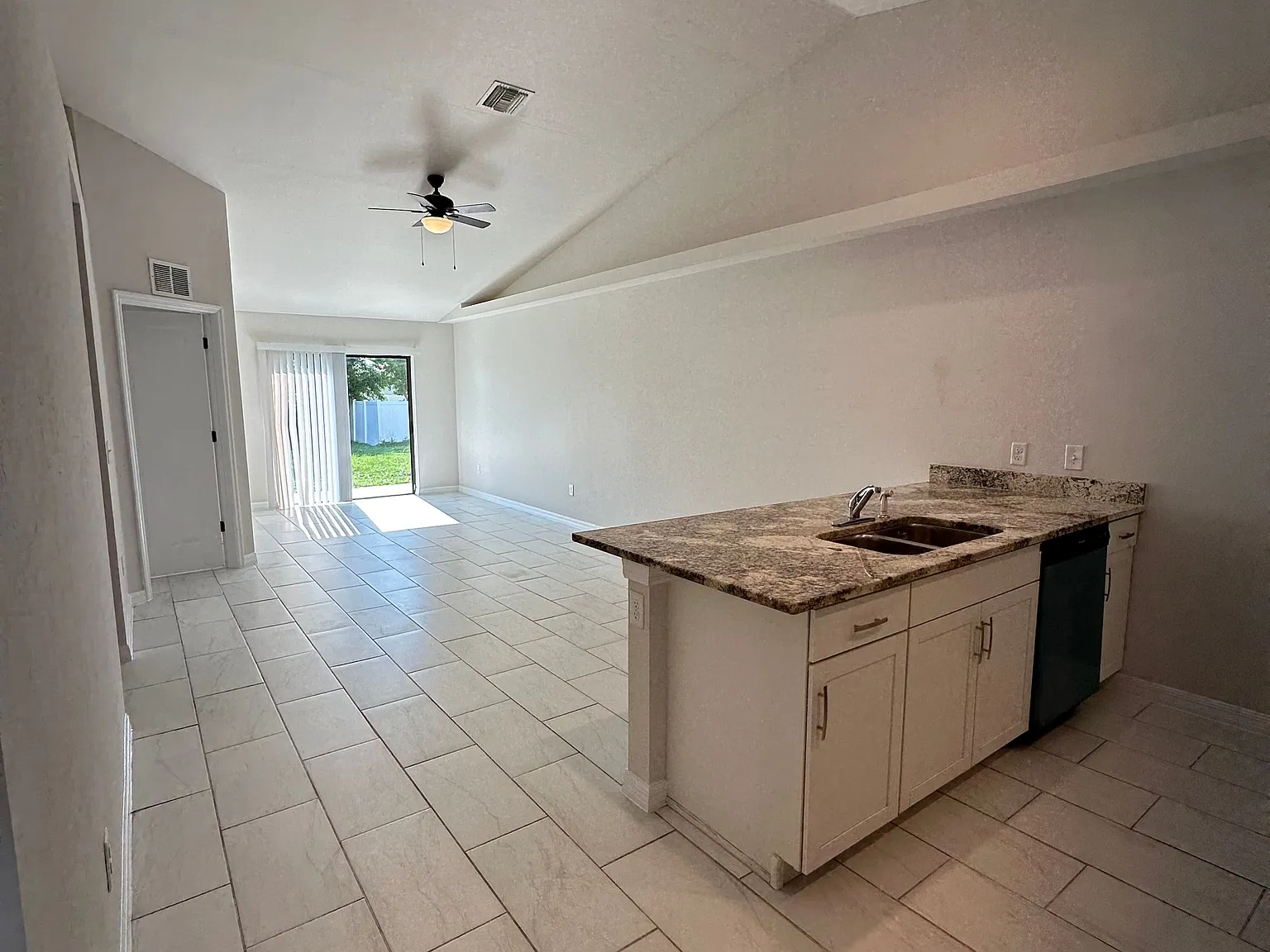 3 bed, 2.0 bath, 1215 sqft, $1,550 — Photo 3