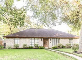 202 Huckleberry Dr, Lake Jackson, TX 77566