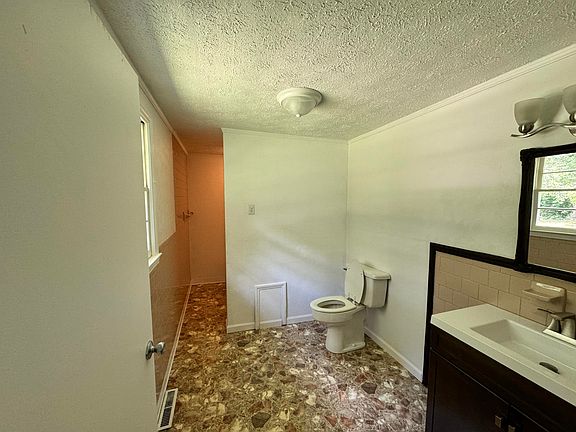 5th image of 306 Broken Arrow Ln