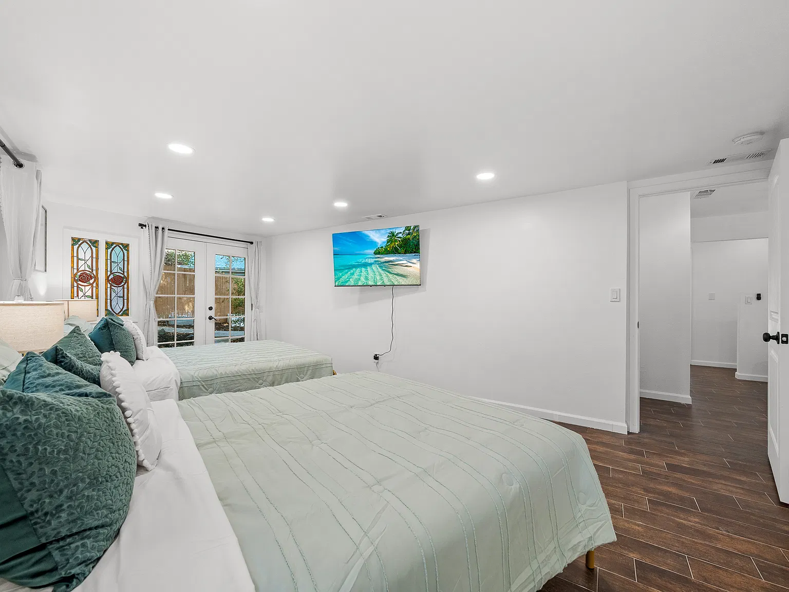 4 bed, 2.5 bath, $7,900 — Photo 4