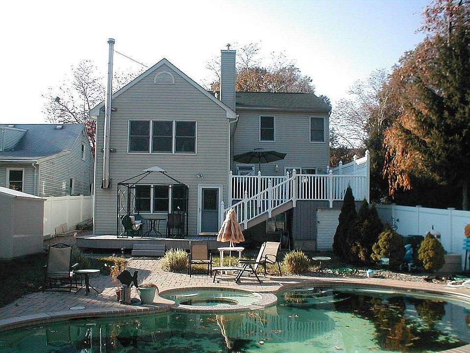 Fun filled Rear yard