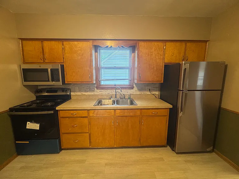 709 Main St E — Photo 12