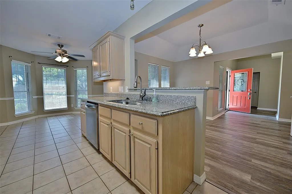 3 bed, 2.0 bath, 1820 sqft, $2,095 — Photo 4