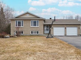 16 Mallard St, Laurentian Valley, ON K8A 8N9