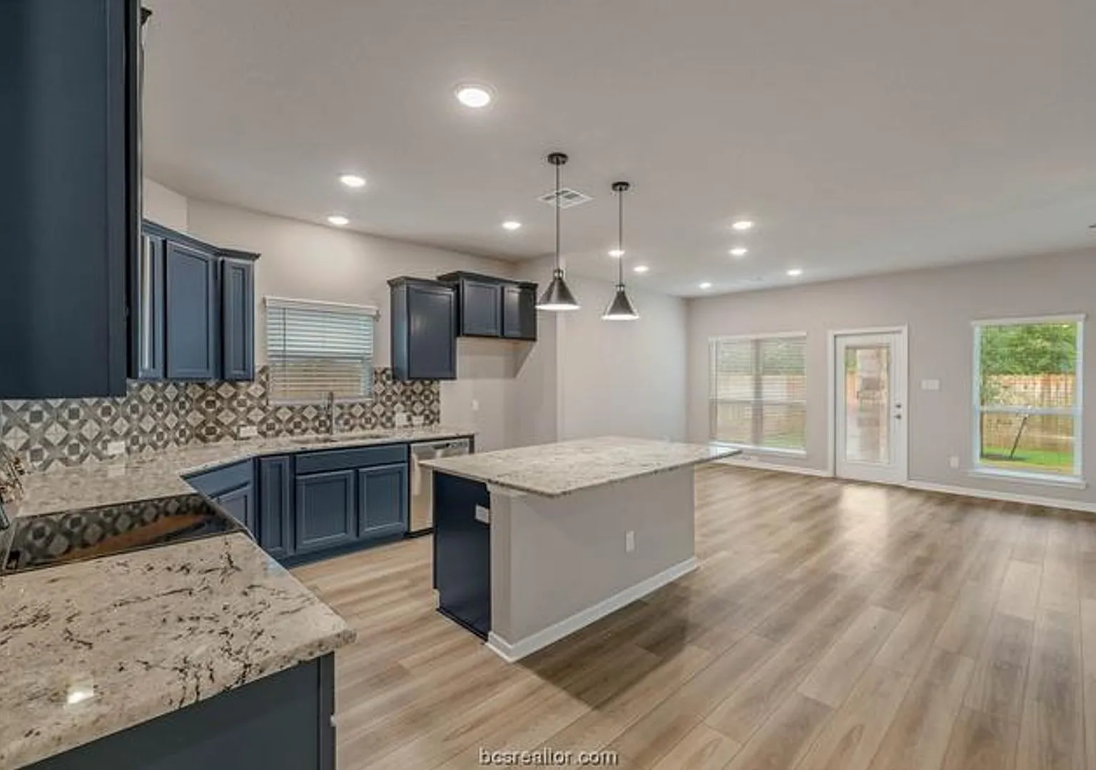 Gorgeous 4 bedroom 3 bath in an ideal location — Photo 4