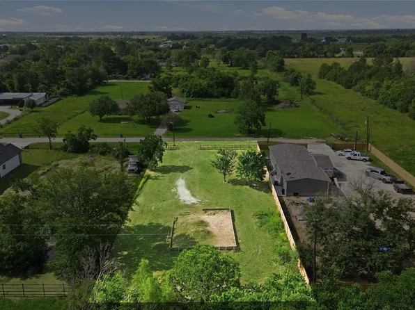 604 Sharon St, Prairie View, TX 77484
