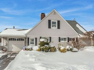 22 Chickadee Ln, Levittown, NY 11756