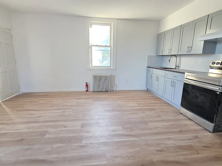 154 Weed Ave #2R — Photo 2