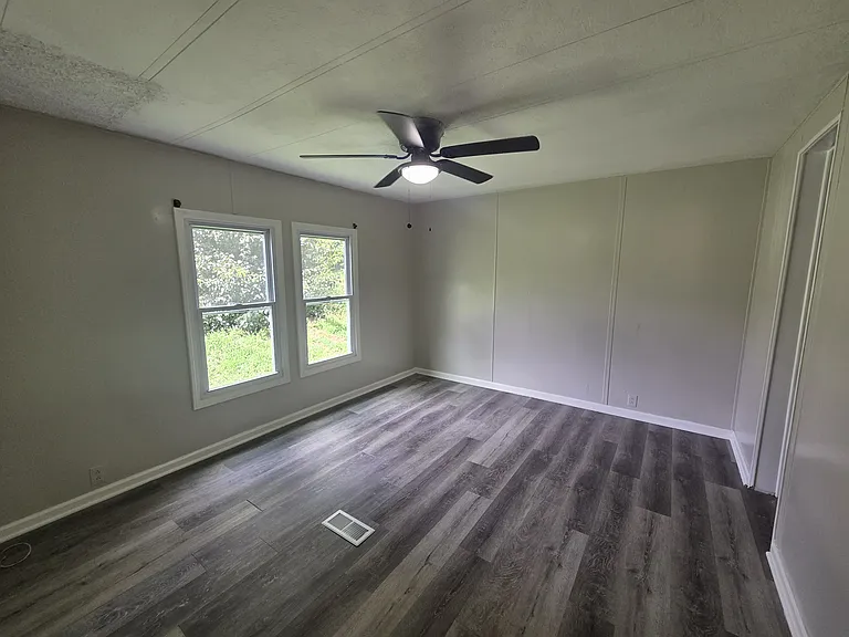 520 Power Ave — Photo 12