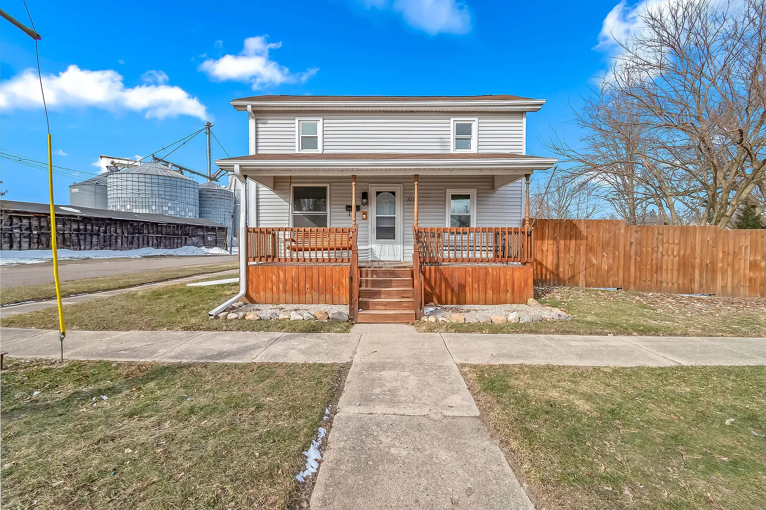 720 Hall St photo 1