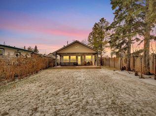 5003 W 36th St, Sylvan Lake, AB T4S 1B2