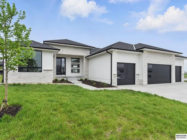 5413 N 212th St, Elkhorn, NE 68022