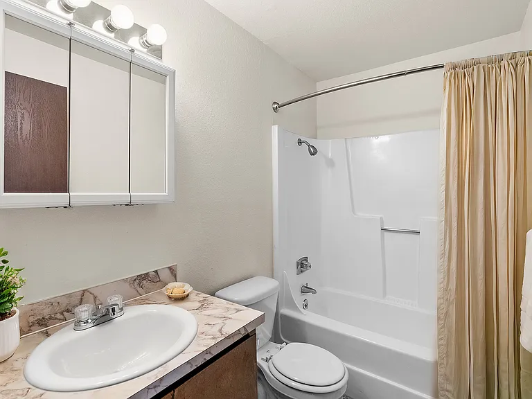 Palisades Apartments - 1 Bathroom Staged Palisades Apartments - 1 Bathroom Staged