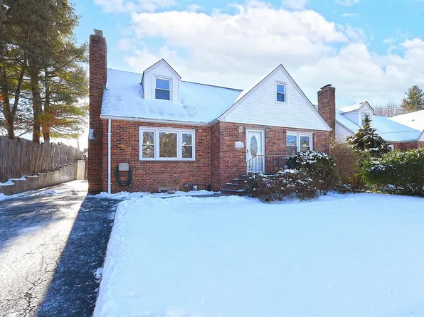 2 Neulist Avenue, Port Washington, NY 11050