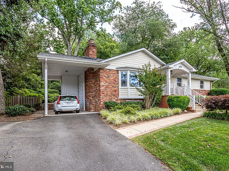4894 Williamsburg Blvd — Photo 2