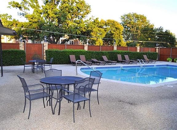 4th image of 5825 Sandhurst Ln #C