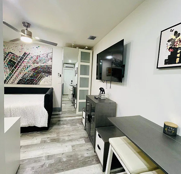 201 NE 28th Ter — Photo 3