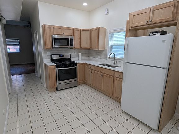 4th image of 2834 W Fletcher St APT 2R