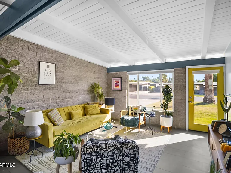 1504 E Rancho Dr — Photo 1