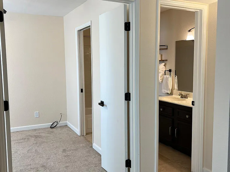 2nd bedroom / Main bathroom