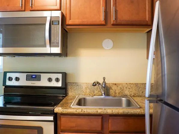 Top-Floor 2-Bedroom with Bamboo Flooring + Off-Street Parking!, 7532 N Ida Ave, Portland, OR 97203